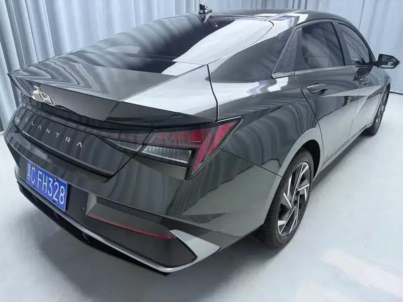 Hyundai Elantra 2023 1.5L CVT LUX Premium Edition — миниатюра 5