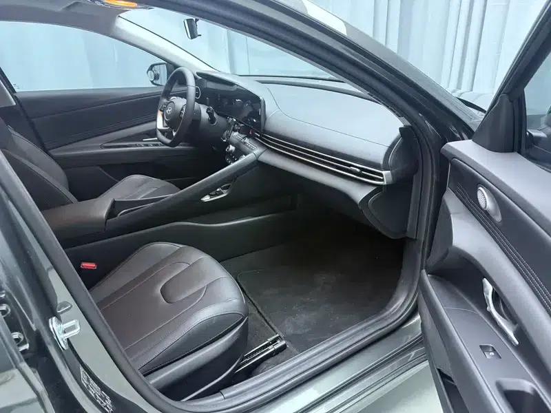 Hyundai Elantra 2023 1.5L CVT LUX Premium Edition — миниатюра 7