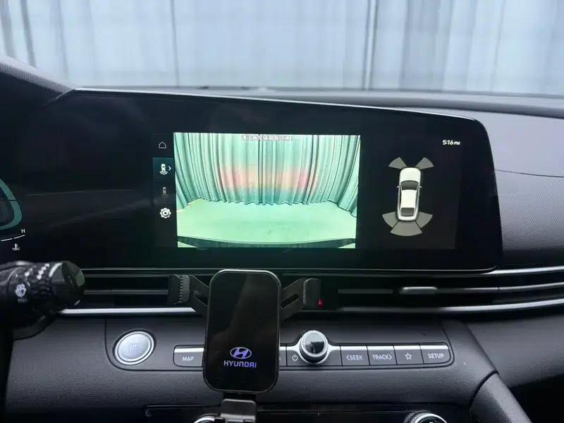 Hyundai Elantra 2023 1.5L CVT LUX Premium Edition — миниатюра 10