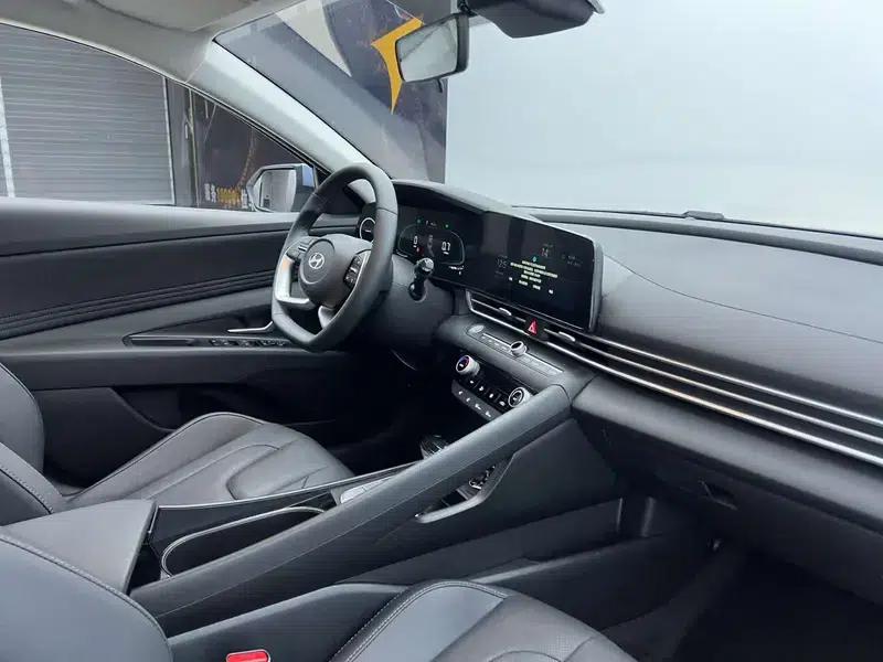 Hyundai Elantra 2023 1.5L CVT LUX Premium Edition — миниатюра 11