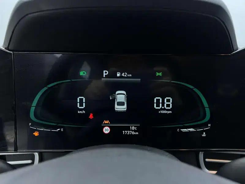 Hyundai Elantra 2023 1.5L CVT LUX Premium Edition — миниатюра 12