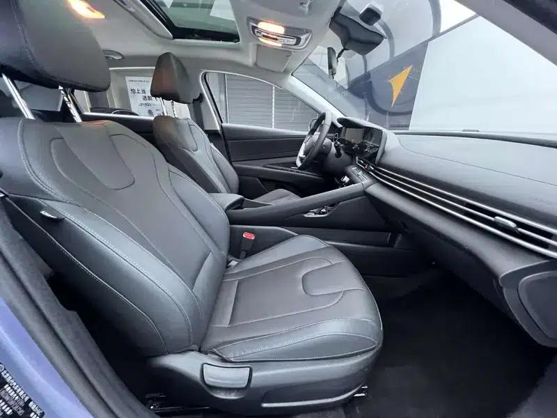 Hyundai Elantra 2023 1.5L CVT LUX Premium Edition — миниатюра 14