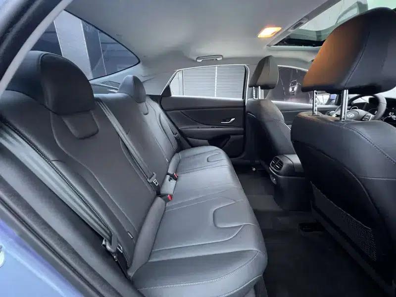 Hyundai Elantra 2023 1.5L CVT LUX Premium Edition — миниатюра 20