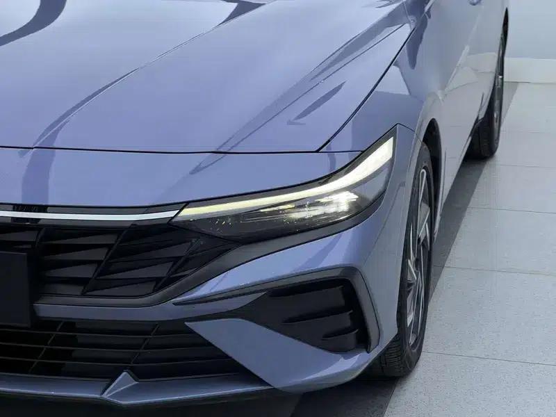 Hyundai Elantra 2023 1.5L CVT LUX Premium Edition — миниатюра 5
