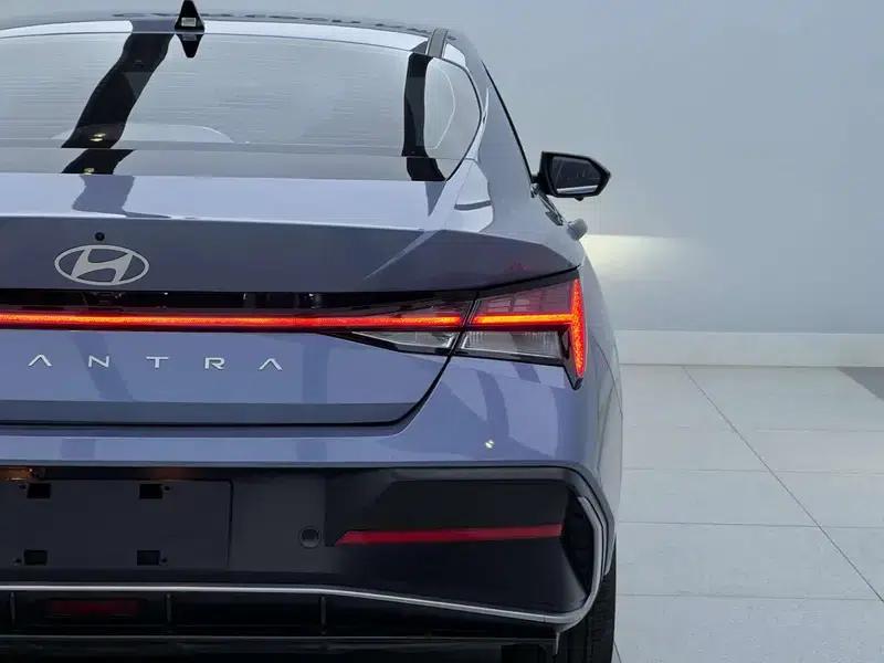 Hyundai Elantra 2023 1.5L CVT LUX Premium Edition — миниатюра 7