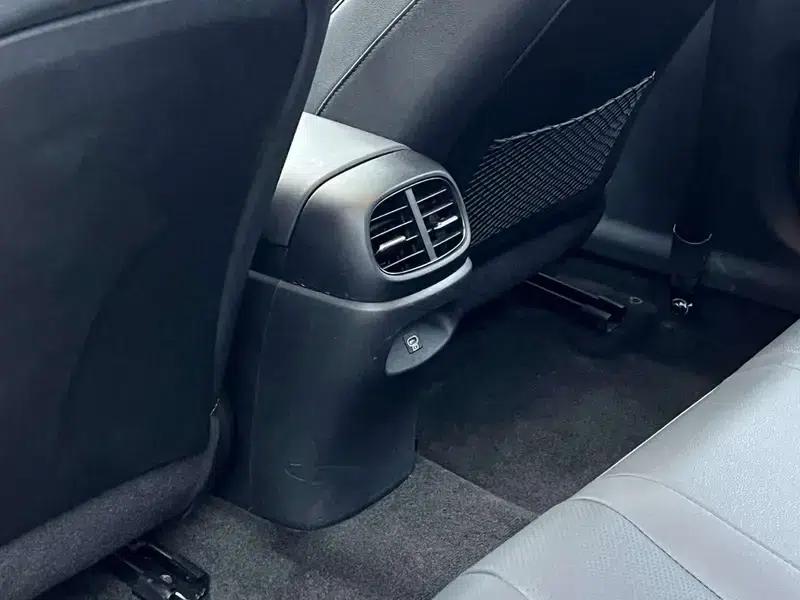 Hyundai Elantra 2023 1.5L CVT LUX Premium Edition — миниатюра 8