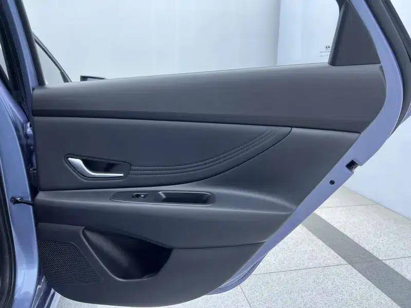 Hyundai Elantra 2023 1.5L CVT LUX Premium Edition — миниатюра 9