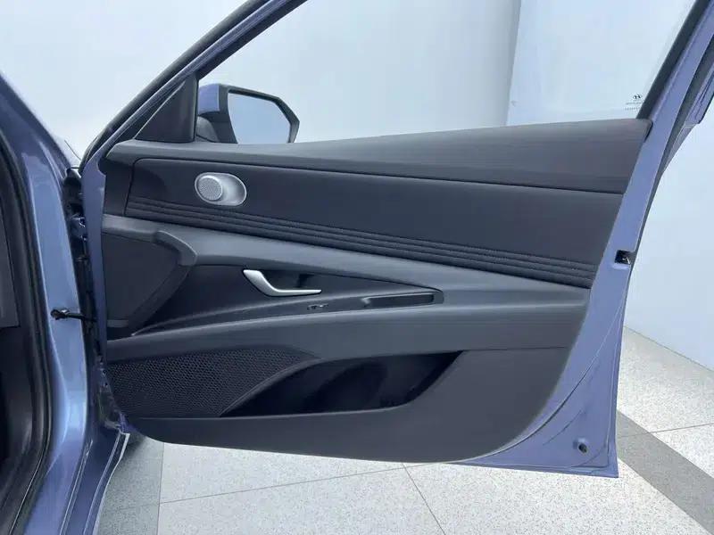 Hyundai Elantra 2023 1.5L CVT LUX Premium Edition — миниатюра 10