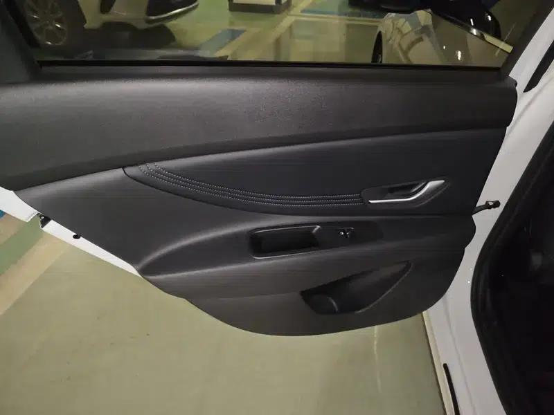 Hyundai Elantra 2023 1.5L CVT GLX Elite Edition — миниатюра 17