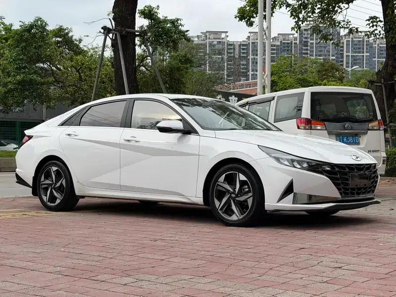 Hyundai Elantra 2021 1.5L CVT LUX Premium Edition — миниатюра 3
