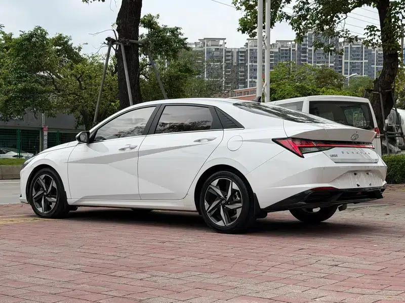 Hyundai Elantra 2021 1.5L CVT LUX Premium Edition — миниатюра 4