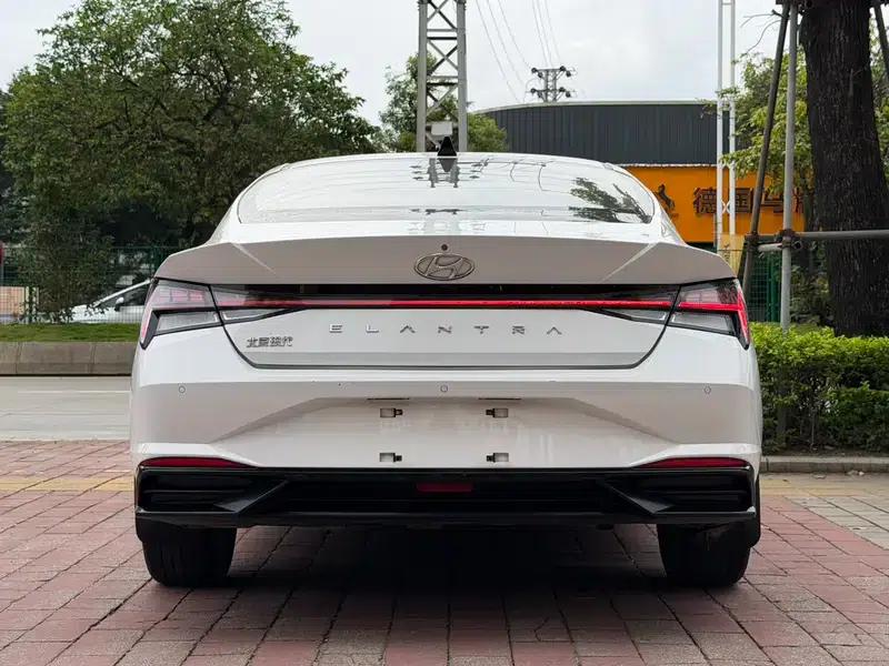 Hyundai Elantra 2021 1.5L CVT LUX Premium Edition — миниатюра 5