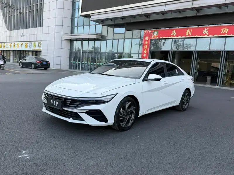 Hyundai Elantra 2023 1.5L CVT LUX Premium Edition — миниатюра 1