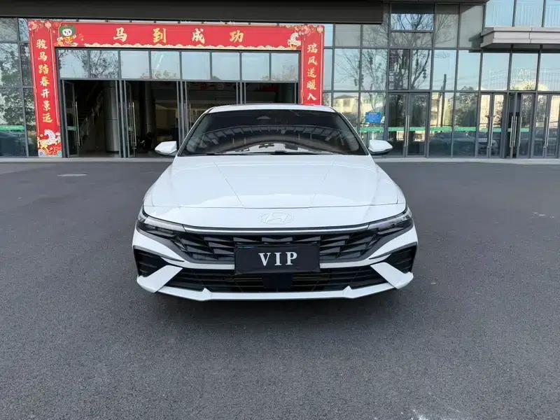 Hyundai Elantra 2023 1.5L CVT LUX Premium Edition — миниатюра 2