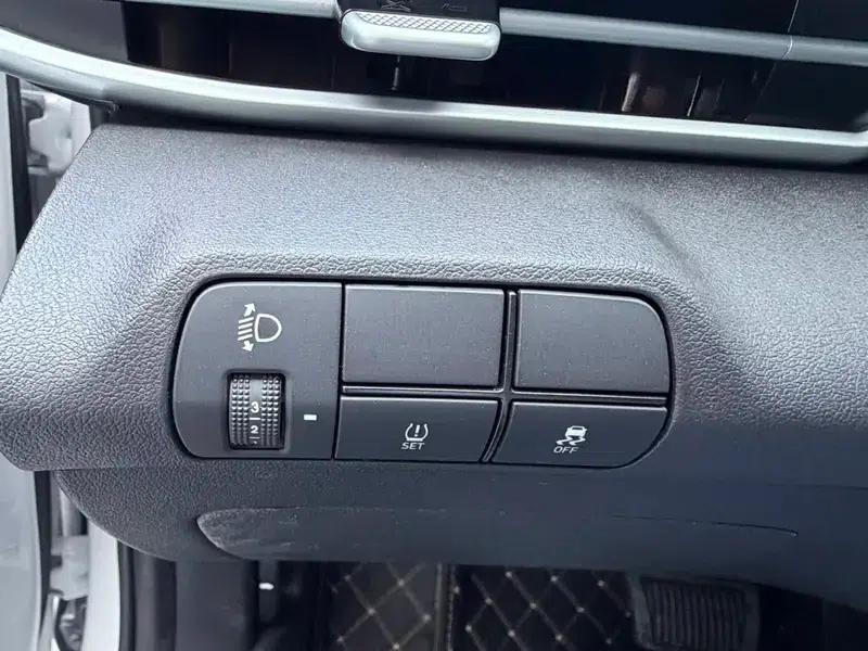 Hyundai Elantra 2023 1.5L CVT LUX Premium Edition — миниатюра 11