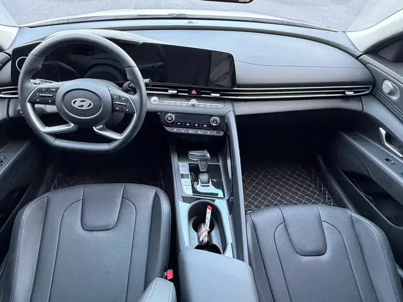 Hyundai Elantra 2023 1.5L CVT LUX Premium Edition — миниатюра 14