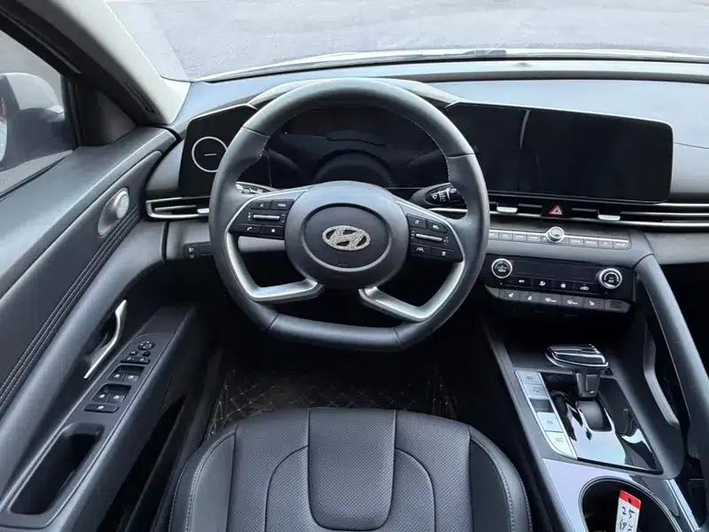 Hyundai Elantra 2023 1.5L CVT LUX Premium Edition — миниатюра 15