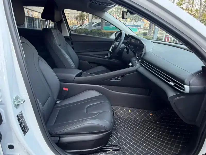 Hyundai Elantra 2023 1.5L CVT LUX Premium Edition — миниатюра 16