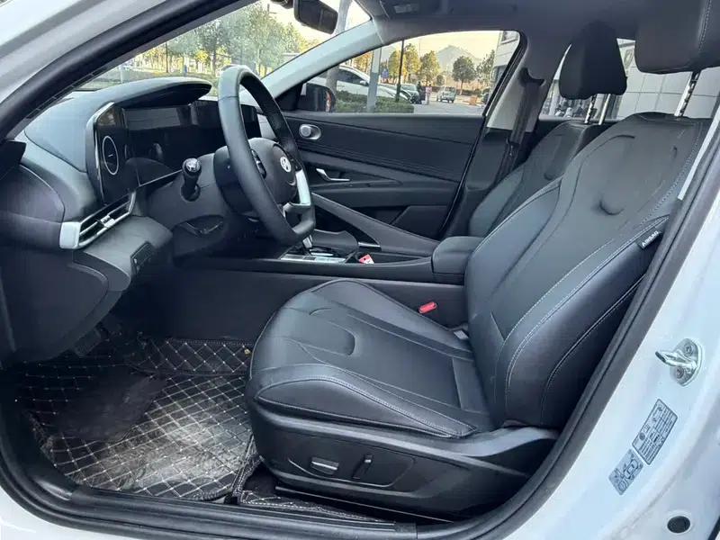 Hyundai Elantra 2023 1.5L CVT LUX Premium Edition — миниатюра 17