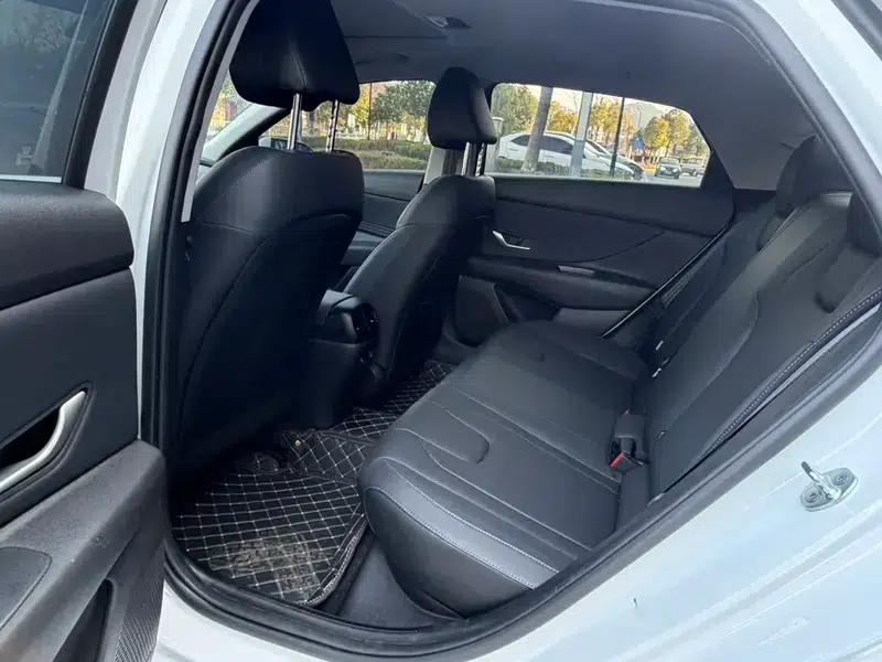 Hyundai Elantra 2023 1.5L CVT LUX Premium Edition — миниатюра 18