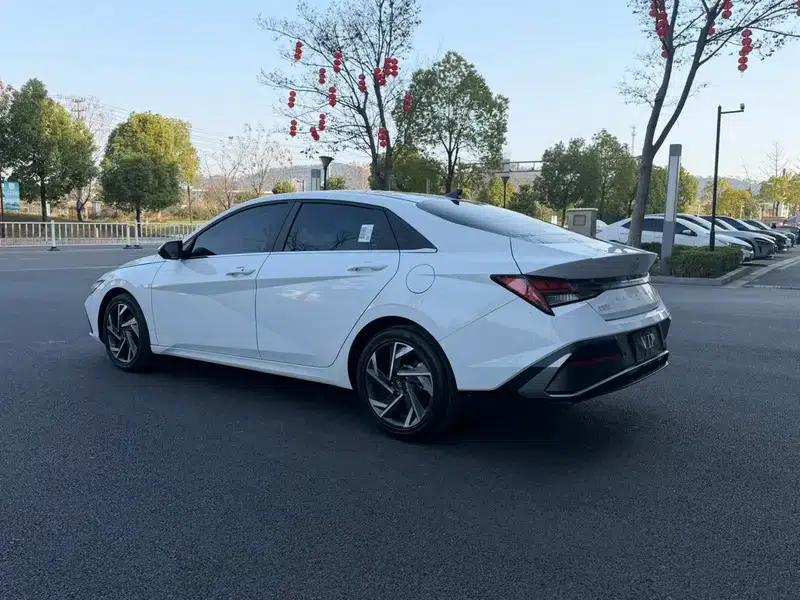 Hyundai Elantra 2023 1.5L CVT LUX Premium Edition — миниатюра 4