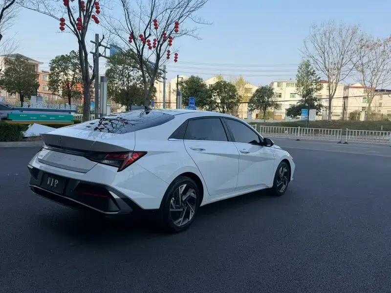 Hyundai Elantra 2023 1.5L CVT LUX Premium Edition — миниатюра 6