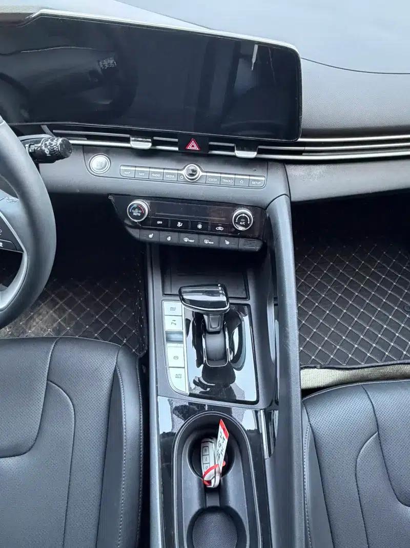 Hyundai Elantra 2023 1.5L CVT LUX Premium Edition — миниатюра 8