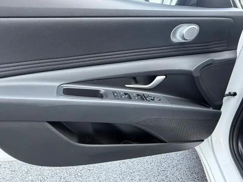 Hyundai Elantra 2023 1.5L CVT LUX Premium Edition — миниатюра 9