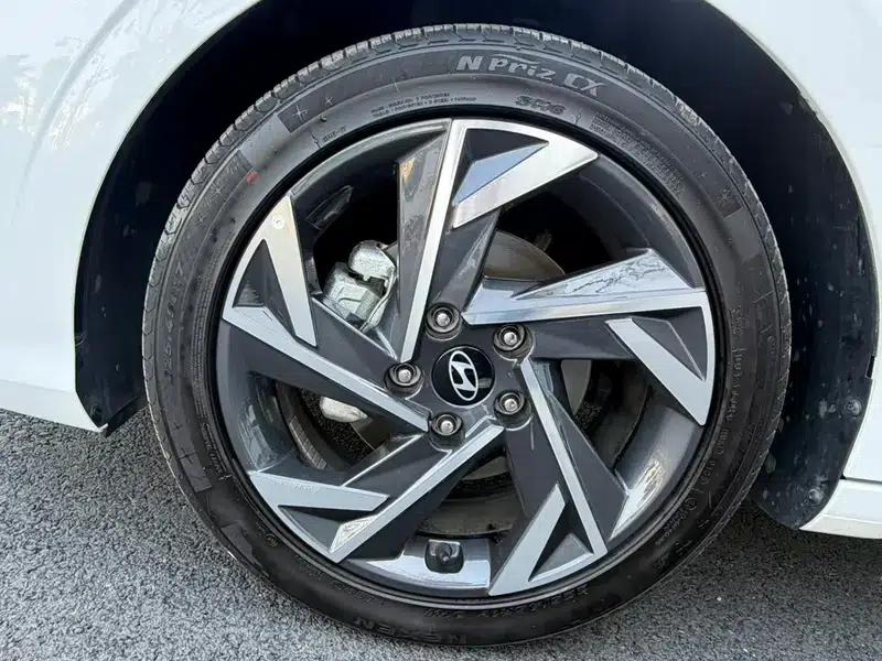 Hyundai Elantra 2023 1.5L CVT LUX Premium Edition — миниатюра 10