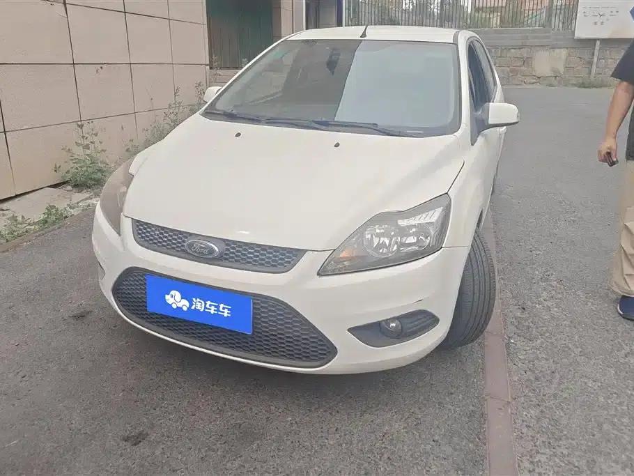 Ford Focus 2013 Hatchback Classic 1.8L Automatic Millionth Anniversary Edition — миниатюра 2