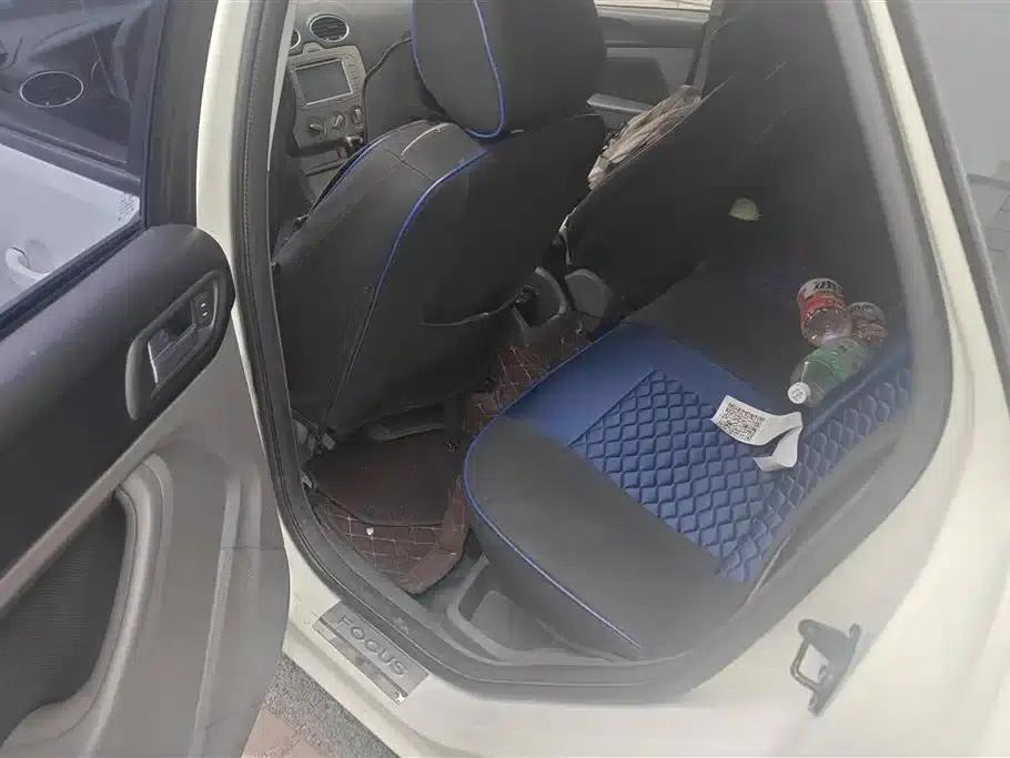 Ford Focus 2013 Hatchback Classic 1.8L Automatic Millionth Anniversary Edition — миниатюра 11