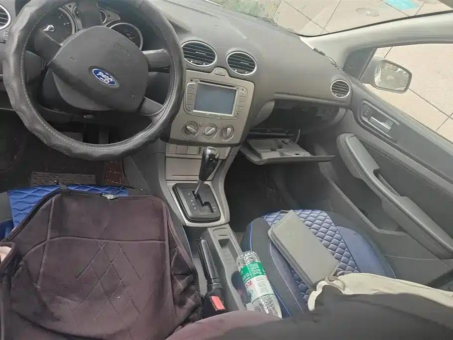 Ford Focus 2013 Hatchback Classic 1.8L Automatic Millionth Anniversary Edition — миниатюра 12