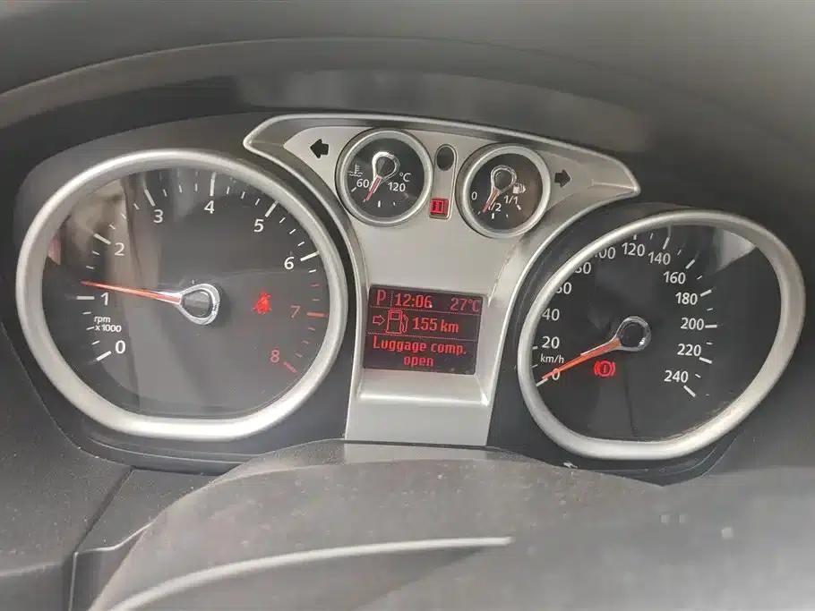 Ford Focus 2013 Hatchback Classic 1.8L Automatic Millionth Anniversary Edition — миниатюра 14