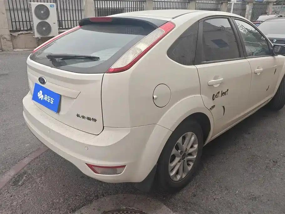 Ford Focus 2013 Hatchback Classic 1.8L Automatic Millionth Anniversary Edition — миниатюра 3