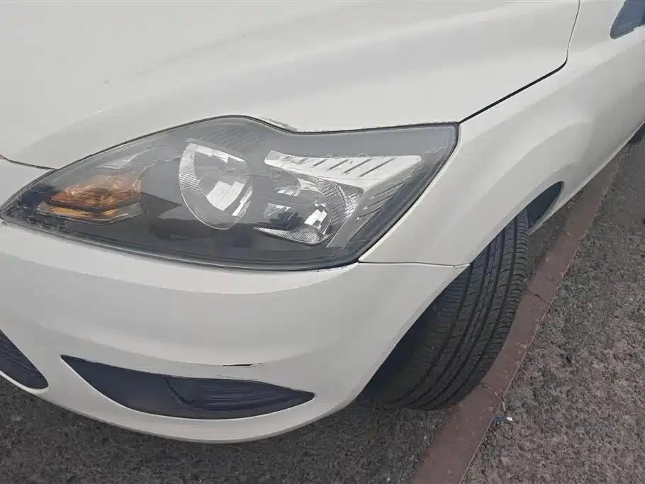 Ford Focus 2013 Hatchback Classic 1.8L Automatic Millionth Anniversary Edition — миниатюра 5