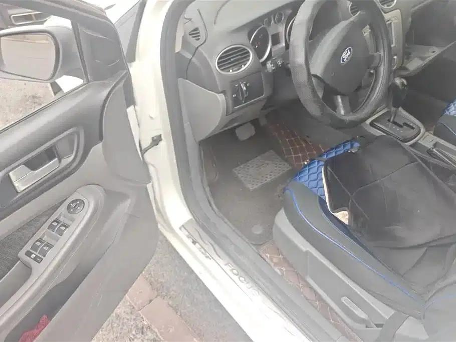 Ford Focus 2013 Hatchback Classic 1.8L Automatic Millionth Anniversary Edition — миниатюра 9