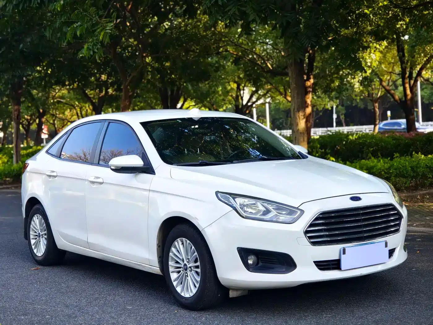 Ford Focus 2015 1.5L Automatic Comfort Model — миниатюра 3