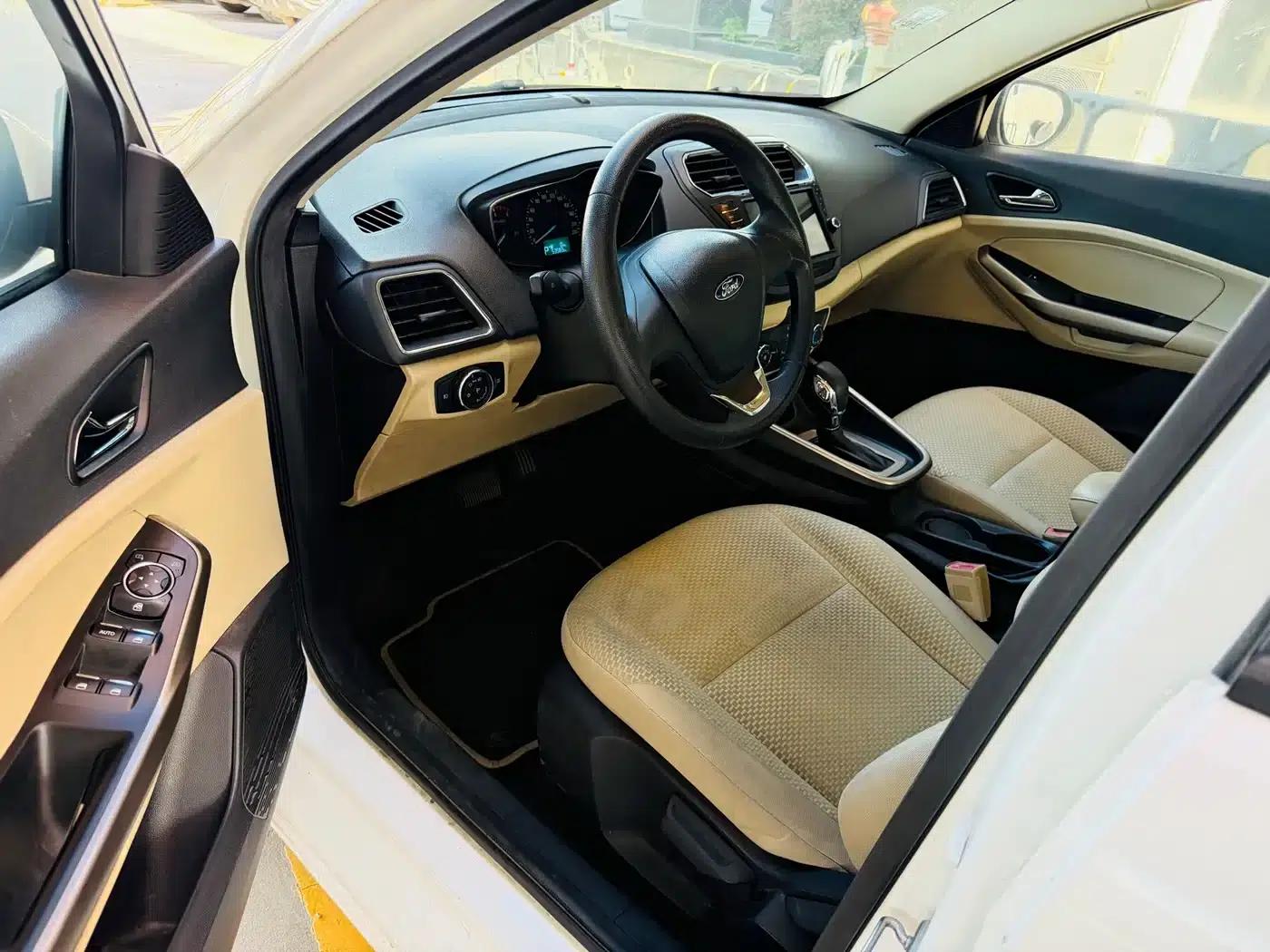 Ford Focus 2015 1.5L Automatic Comfort Model — миниатюра 3