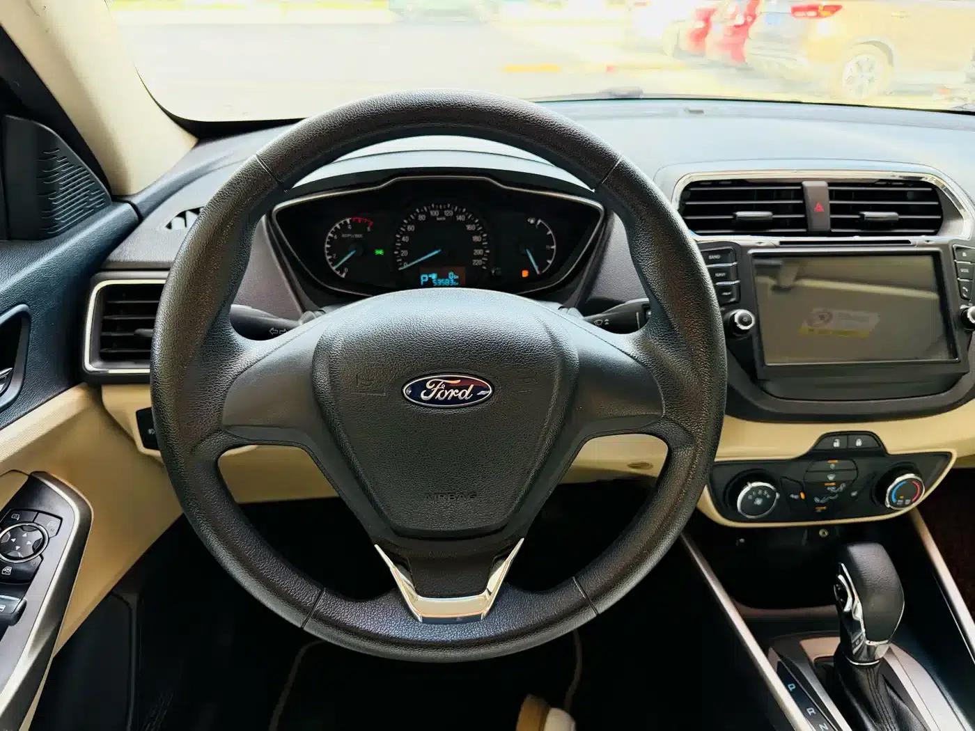 Ford Focus 2015 1.5L Automatic Comfort Model — миниатюра 5