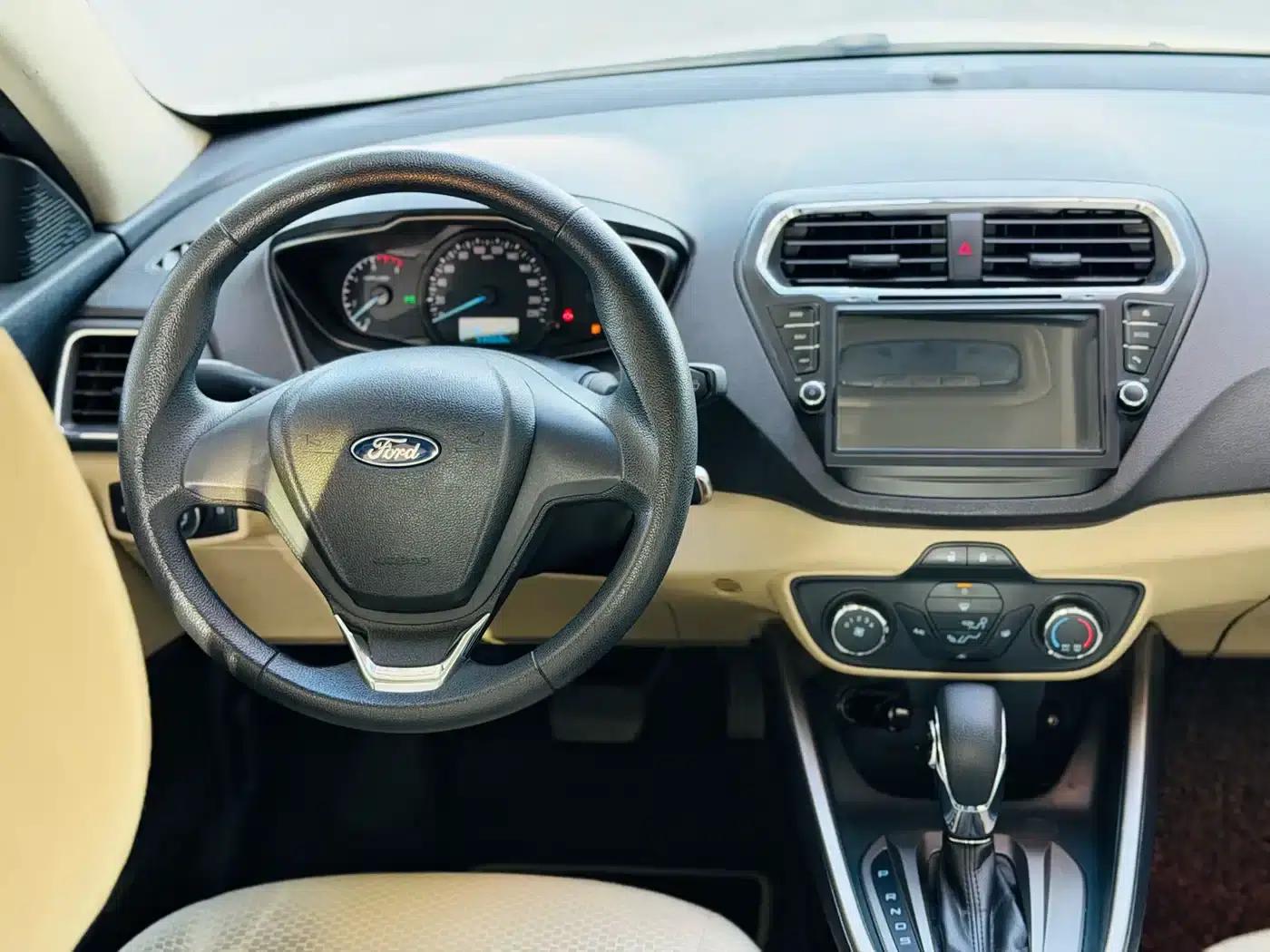 Ford Focus 2015 1.5L Automatic Comfort Model — миниатюра 6