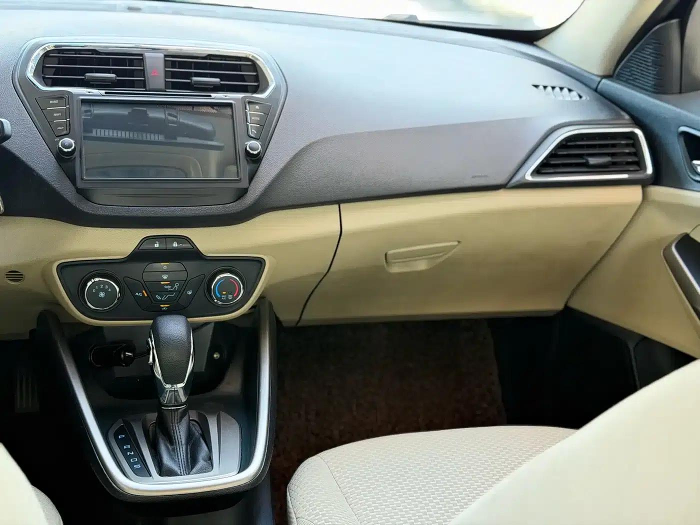 Ford Focus 2015 1.5L Automatic Comfort Model — миниатюра 7