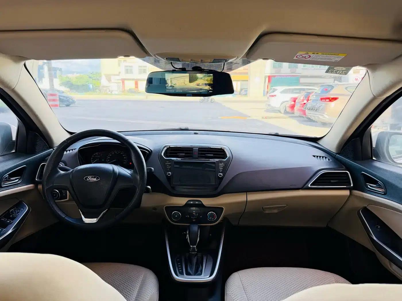 Ford Focus 2015 1.5L Automatic Comfort Model — миниатюра 8