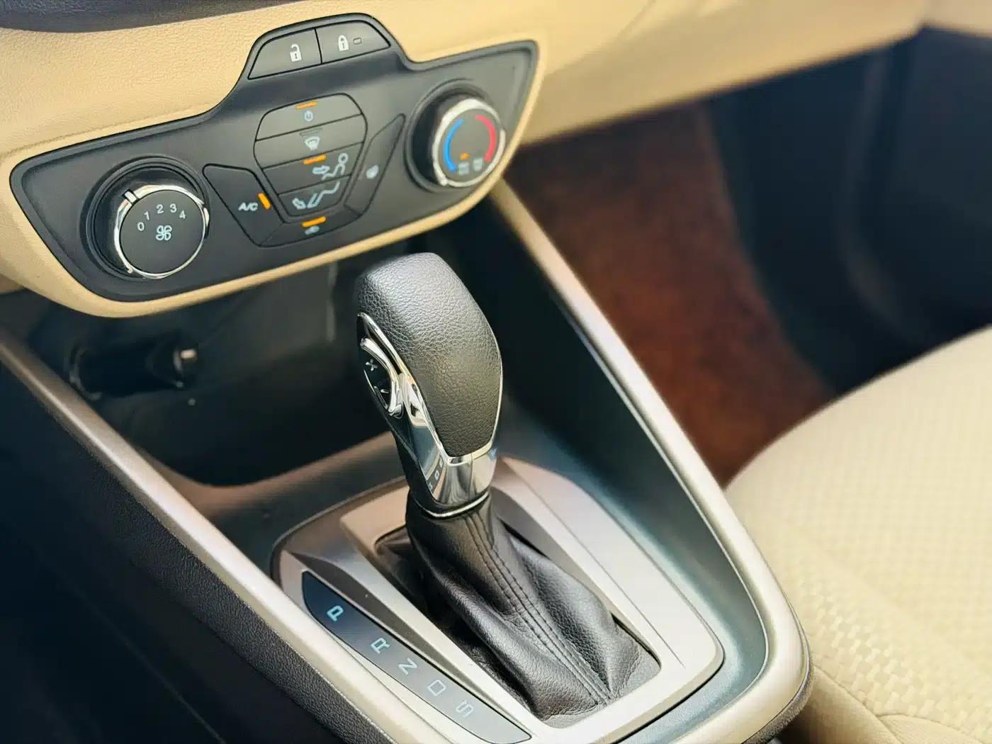Ford Focus 2015 1.5L Automatic Comfort Model — миниатюра 9
