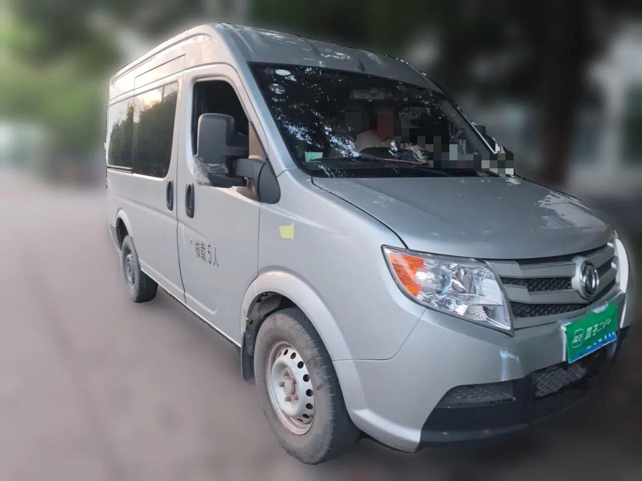 Dongfeng Yufeng 2021 2.5T V9 Value-Added Logistics Vehicle Short Wheelbase Mid-Roof Design 5-9 Seater China V Emission Standard ZD25 — миниатюра 3