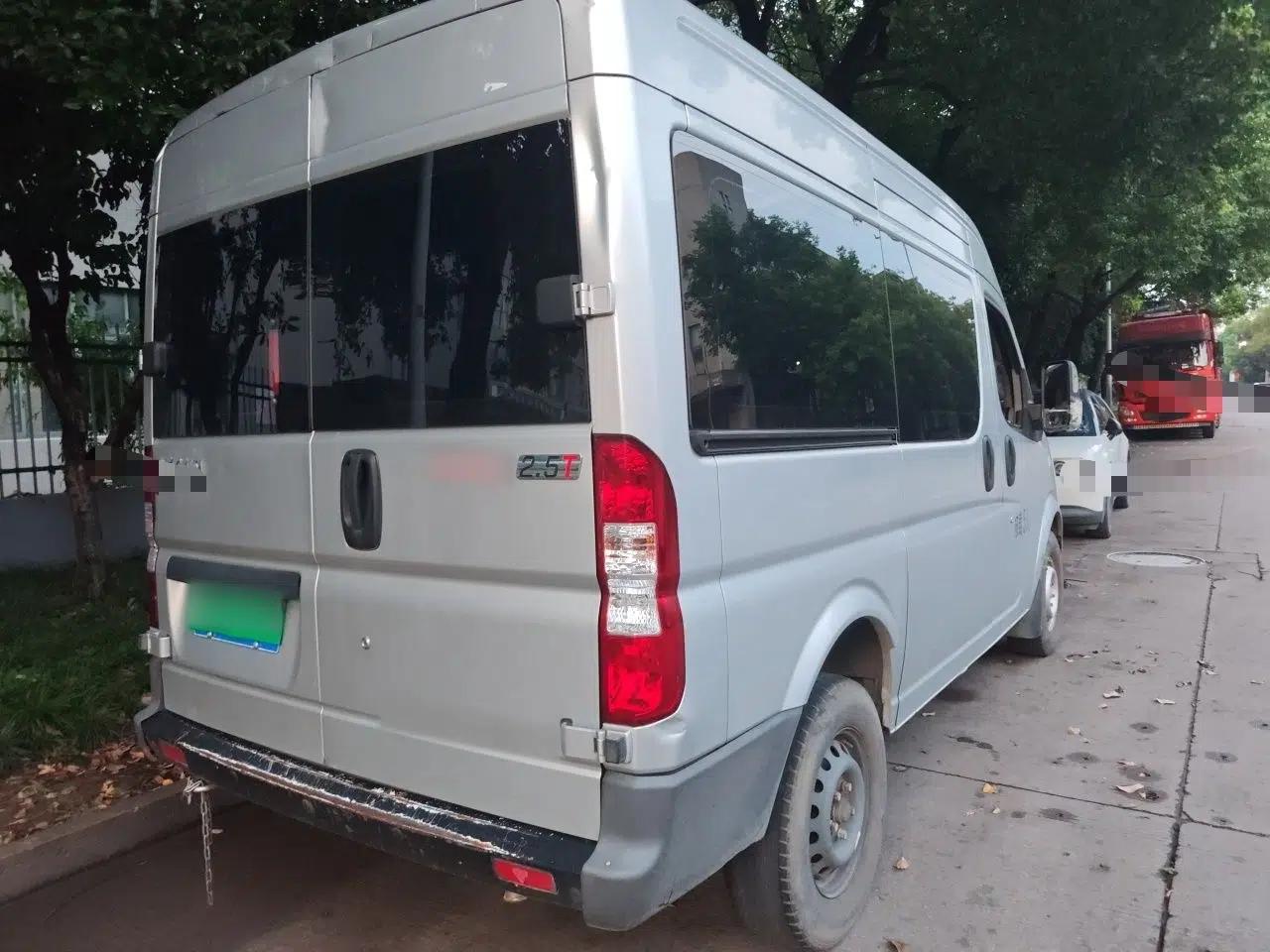 Dongfeng Yufeng 2021 2.5T V9 Value-Added Logistics Vehicle Short Wheelbase Mid-Roof Design 5-9 Seater China V Emission Standard ZD25 — миниатюра 6