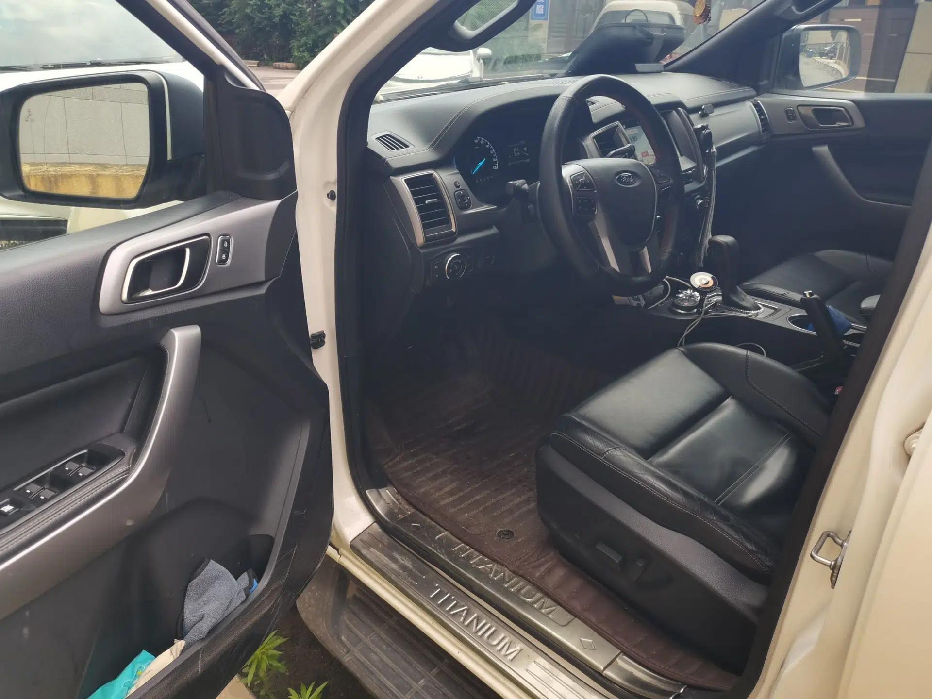 Ford Everest 2017 2.0T Gasoline Automatic 4x4 Luxury Edition 5 Seats — миниатюра 16