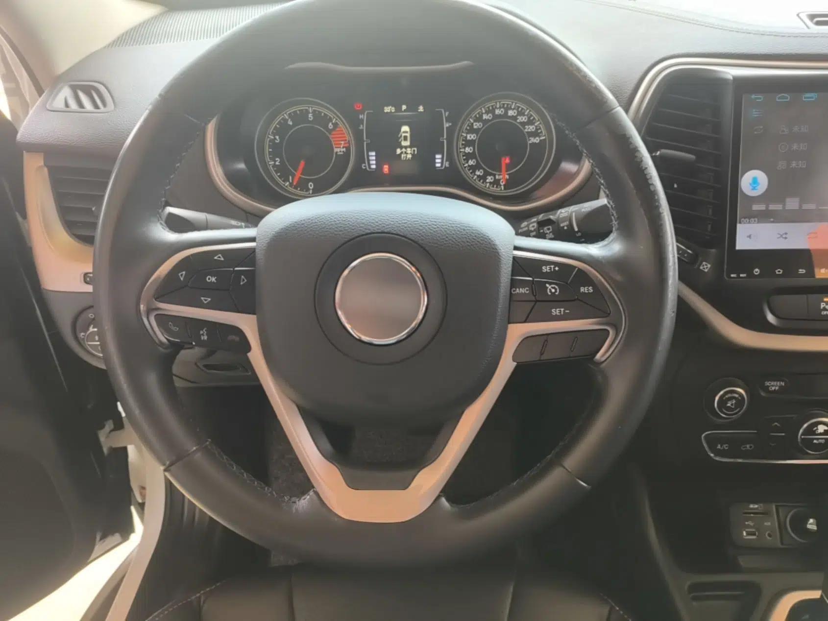 Jeep Cherokee 2016 2.0L Leading Edition — миниатюра 13