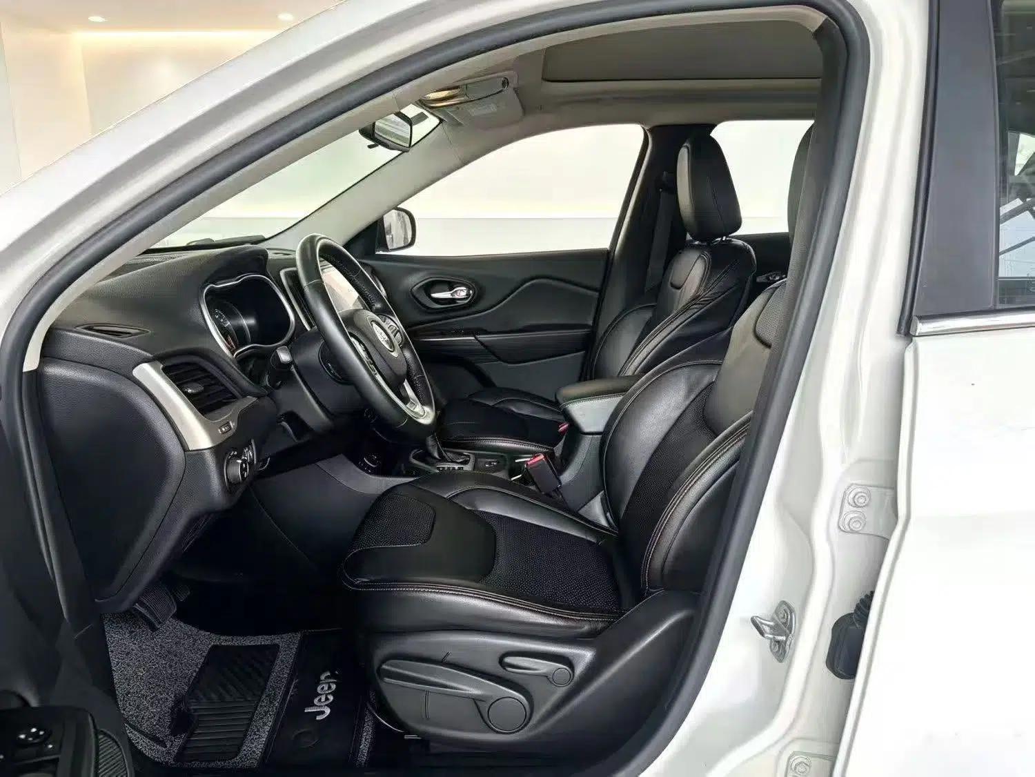 Jeep Cherokee 2016 2.0L Leading Edition — миниатюра 17