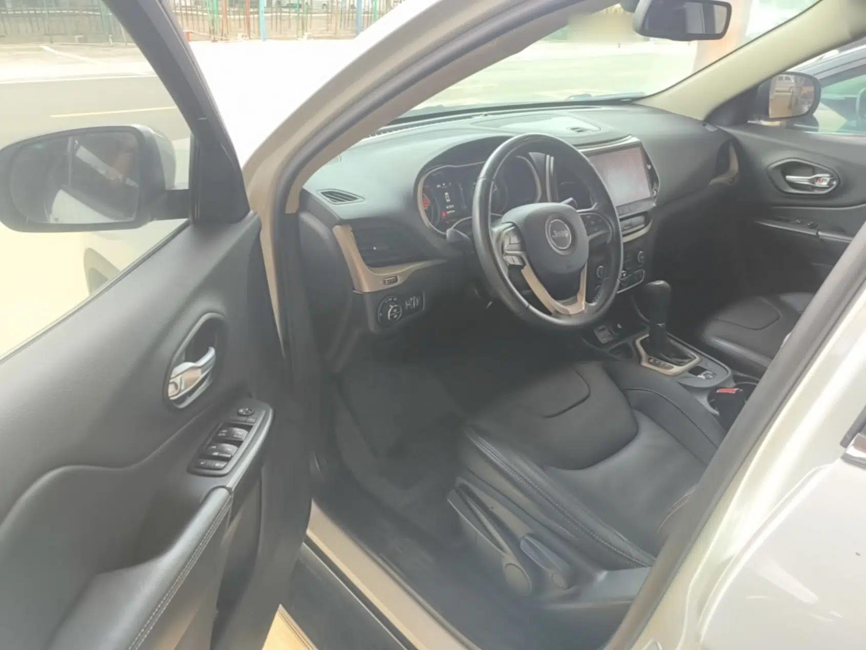 Jeep Cherokee 2016 2.0L Leading Edition — миниатюра 18