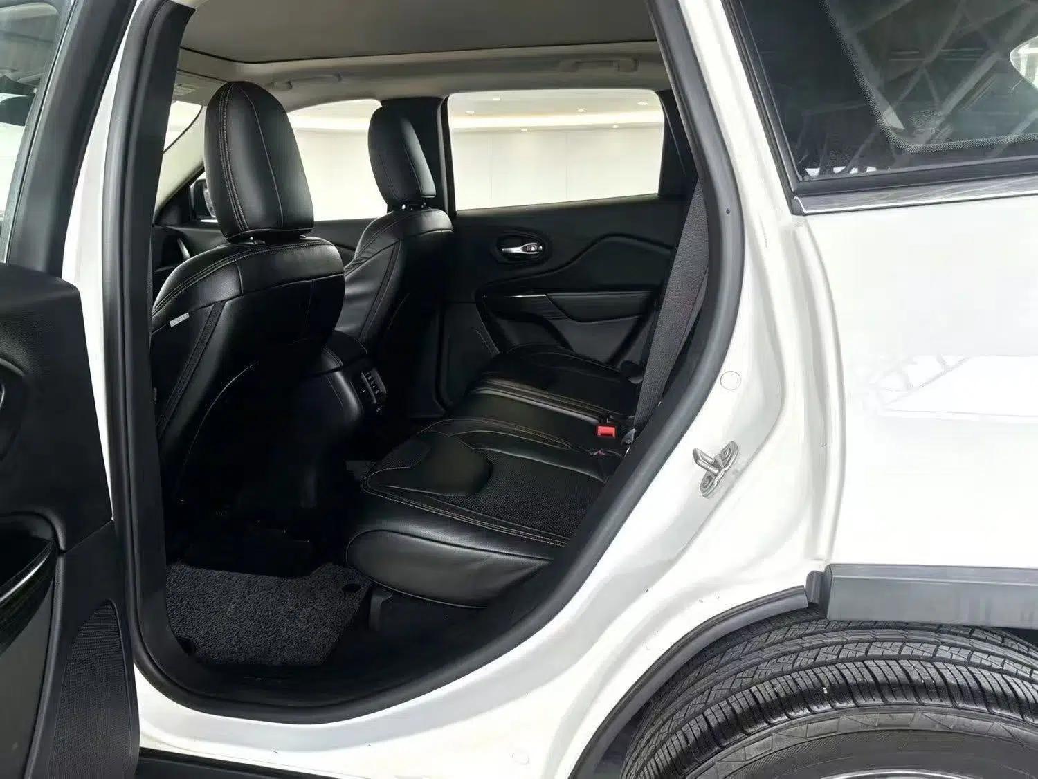 Jeep Cherokee 2016 2.0L Leading Edition — миниатюра 20
